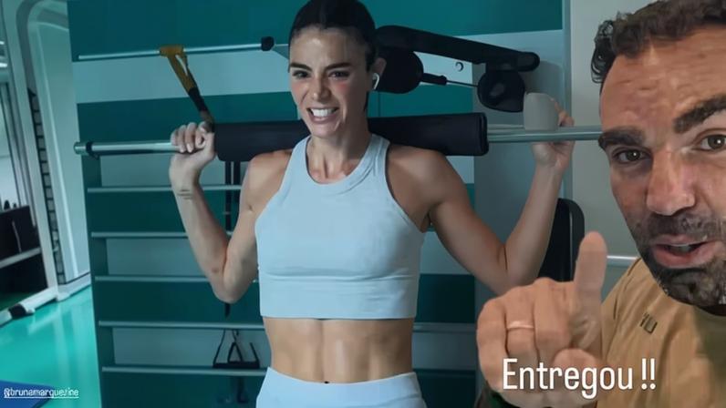 Bruna Marquezine exibe abdominal e personal trainer elogia
