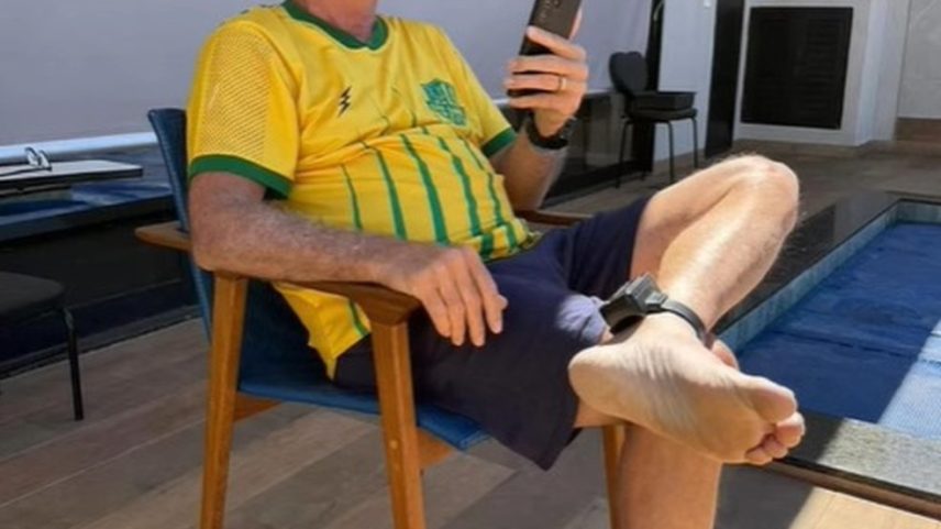 Ex-presidente Jair Bolsonaro com tornozeleira em imagem de arquivo antes de ter a prisão domiciliar decretada em agosto de 2025 — Foto: Redes sociais/Reprodução