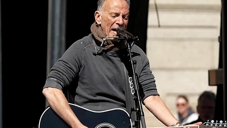Bruce Springsteen apresenta Streets of Minneapolis em comício em St. Paul