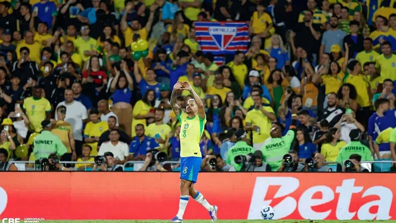 Bruno Guimarães celebra durante partida contra o Chile, válida pelas Eliminatórias Sul-Americanas para a Copa do Mundo de 2026 (Foto: Rafael Ribeiro/CBF)