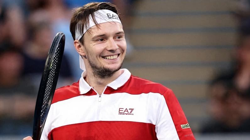 Bublik diz ter relação mais próxima com Alcaraz e Sinner do que com o Big 3