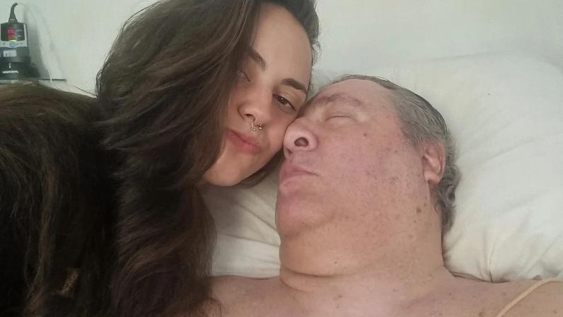 Gerson Brenner tinha filhos? Filha do ator, grávida de 9 meses encara 18h de ônibus para velório do pai após ser impedida de voar: 'Preciso me despedir'