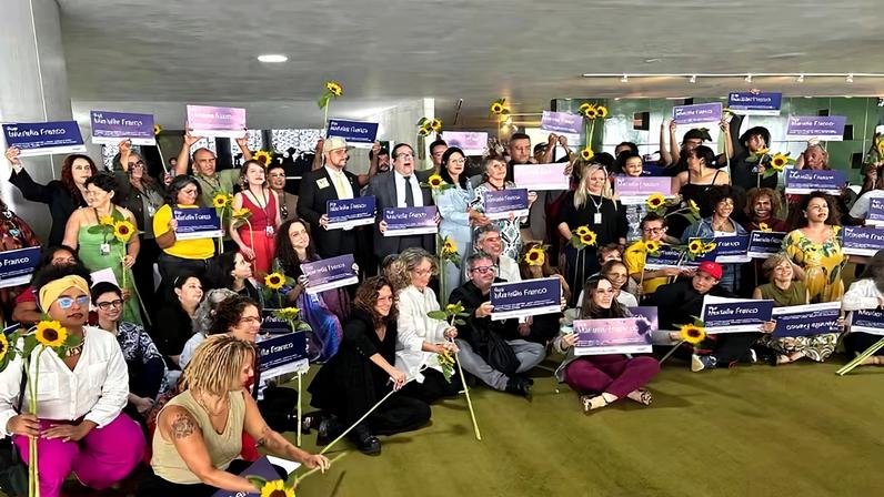 Deputados e familiares homenageiam Marielle na Câmara e citam condenação histórica