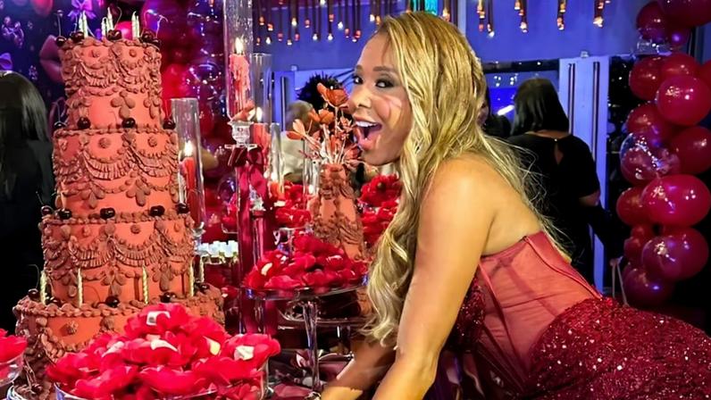 Camila Beatriz, rainha de bateria da Belford Roxo, celebra seus 26 anos com festança — Foto: Divulgação