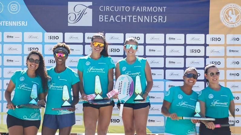 Campeões da 2ª etapa do circuito de beach tennis em Copacabana