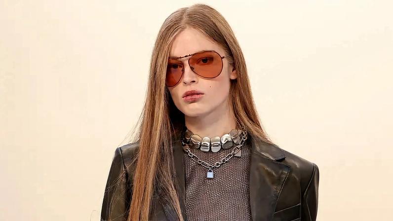 Vivian Wilson, filha de Elon Musk, desfila com blusa transparente em Paris