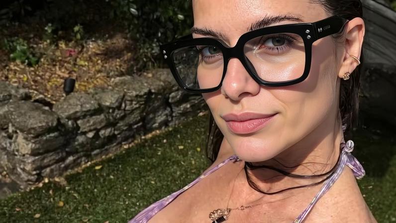 Alinne Moraes recebe elogios na web por foto de biquíni