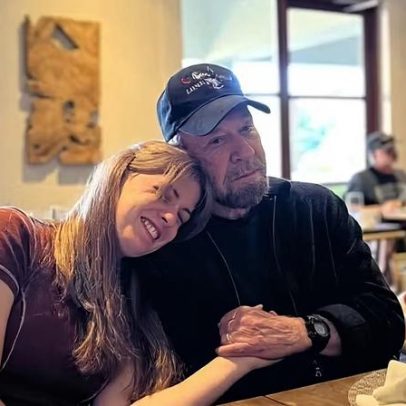 Filha de Chuck Norris se despede do pai e emociona com lembranças