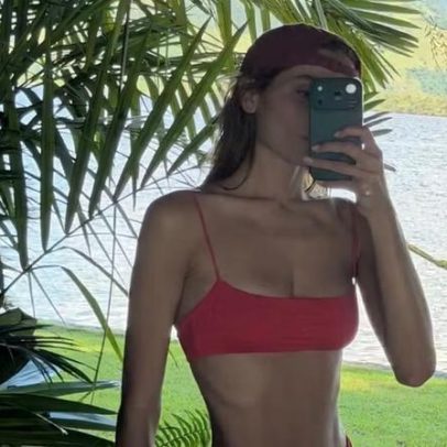 Sasha posa de biquíni para foto no espelho