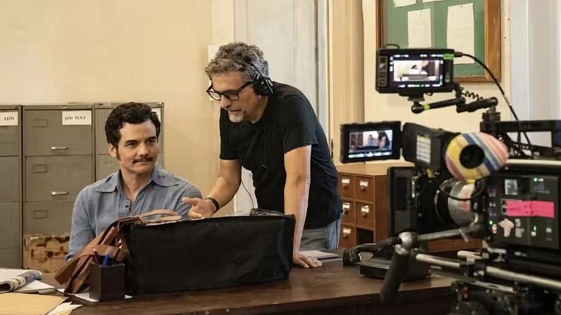 Kleber Mendonça Filho dirigindo Wagner Moura em 'O Agente Secreto' — Foto: Divulgação