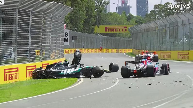 Kimi Antonelli bate forte na curva 2 de Albert Park — Foto: Reprodução