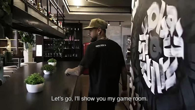 Neymar faz tour por sua casa em Santos — Foto: Reprodução/Instagram