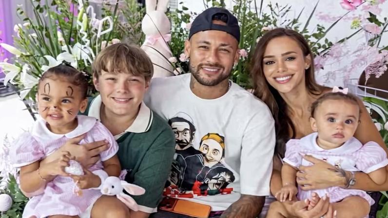 Bruna Biancardi e Neymar Jr. organizaram caça aos ovos de Páscoa para os filhos — Foto: Reprodução/Instagram