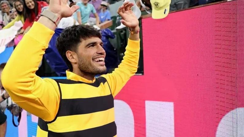 Carlos Alcaraz se veste de abelha após vitória em Indian Wells (Foto: Reprodução)
