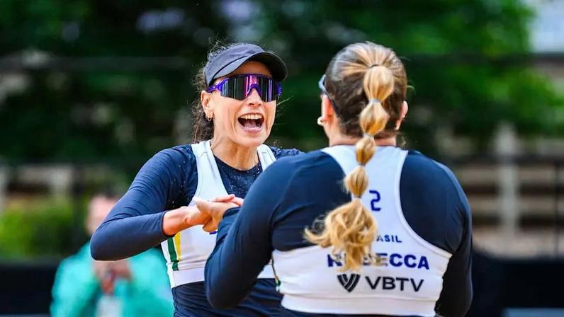 Carol Solberg e Rebecca no Mundial de Vôlei de Praia (Foto: Volleyball World)