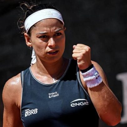 Carol Meligeni vence em três sets e avança às quartas