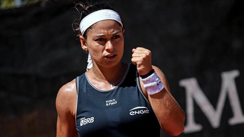 Carol Meligeni vence em três sets e avança às quartas