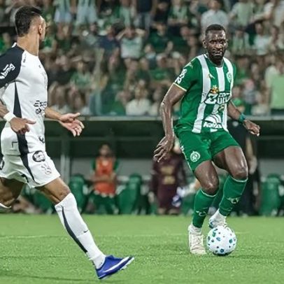 Jogador da Chape reclama de pênalti não marcado contra o Corinthians