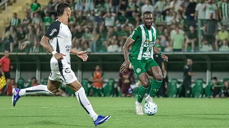 Jogador da Chape reclama de pênalti não marcado contra o Corinthians