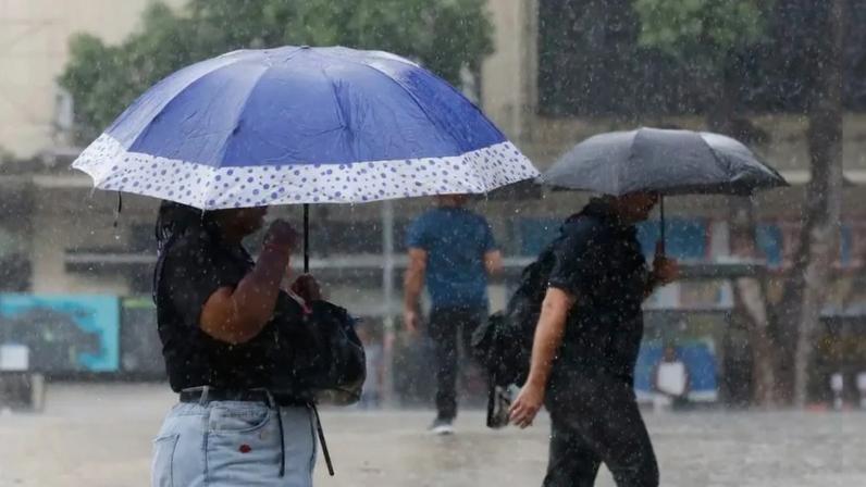 Semana começa com alerta laranja para chuvas intensas em 17 estados