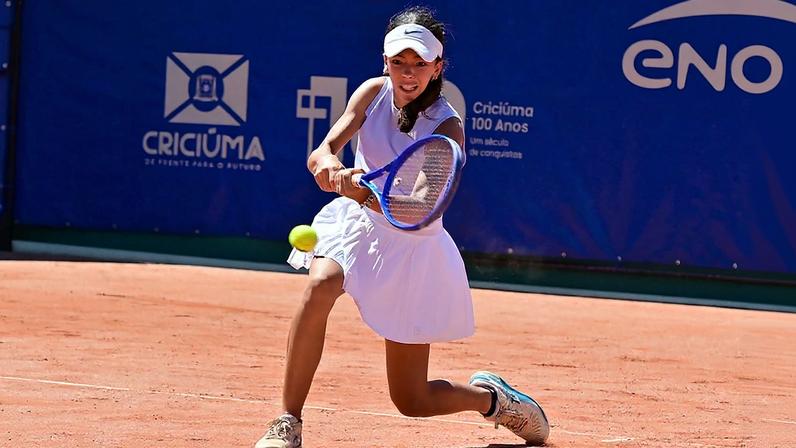 Clara Coura vence cabeça de chave e avança às semifinais em Mendoza