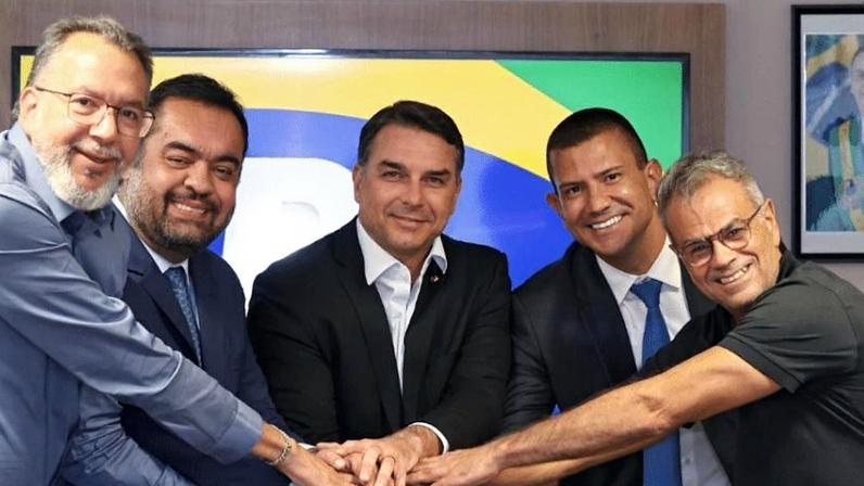 O governador do RJ, Cláudio Castro, o senador Flávio Bolsonaro e o deputado estadual Douglas Ruas (os três ao centro), em encontro em fevereiro
