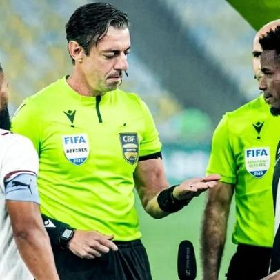 Thiago Mendes recebe presente inusitado de árbitro durante Vasco x Fluminense