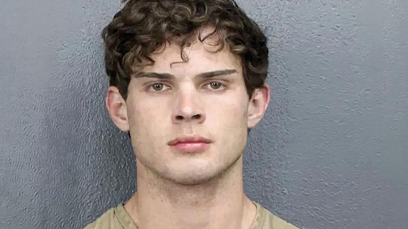 Influenciador de looksmaxxing Clavicular é preso na Flórida por agressão