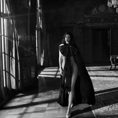 Kylie Jenner posa para Vanity Fair com laço Chanel gigante