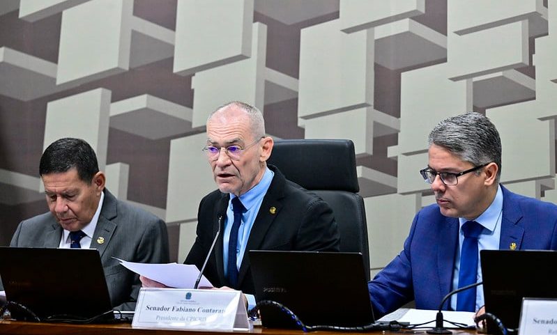 A cúpula da CPI do Crime Organizado: o vice-presidente Hamilton Mourão (Republicanos-RS), o presidente Fabiano Contarato (PT-ES) e o relator Alessandro Vieira (MDB-SE). Foto: Geraldo Magela/Agência Senado