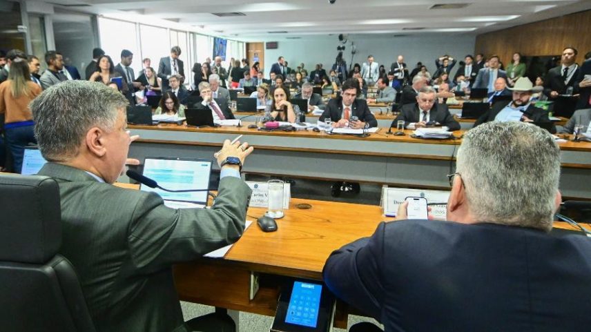 O senador Carlos Viana (de costas, à esq.) conduz a CPMI do INSS ao lado do relator, Alfredo Gaspar