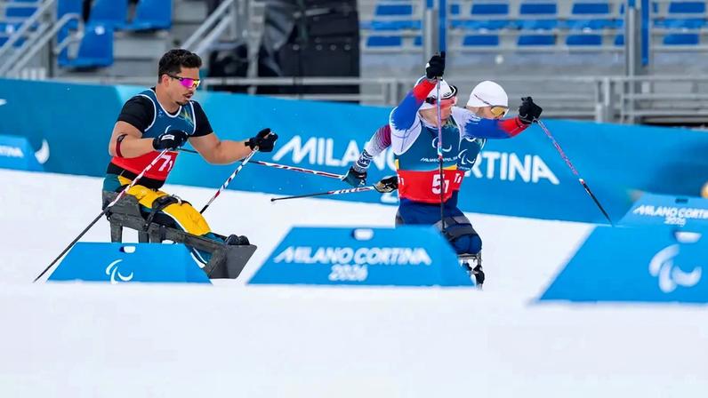 O brasileiro Cristian Ribera durante a disputa do revezamento misto nas Paralimpíadas de Inverno
