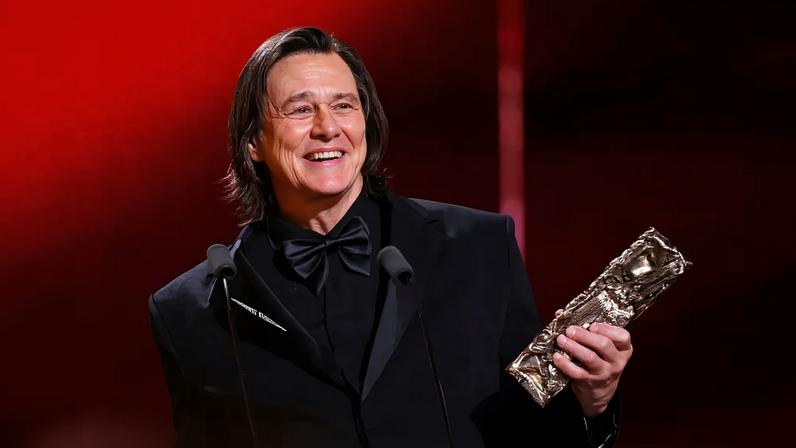 Dr. Rachel Mason of La Femme Plastic Surgery believes Jim Carrey (seen here on Feb. 26) underwent several surgical procedures.