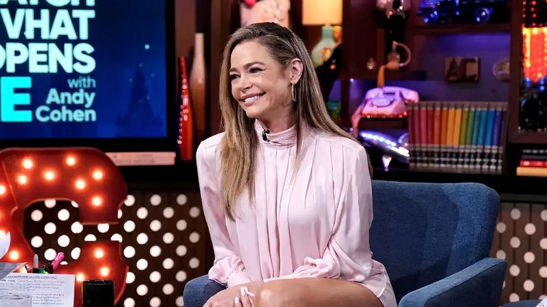 Denise Richards divulga fotos de antes e depois de lifting facial