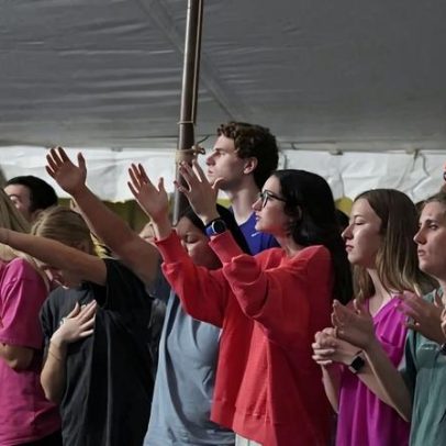 Mais de mil universitários participam de culto; 80 aceitam Jesus