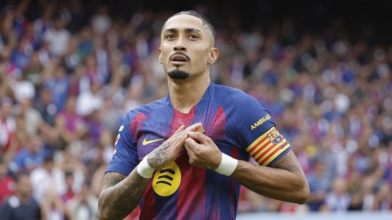 Raphinha brilhou no jogo do Barcelona contra o Newcastle e foi eleito o melhor em campo — Foto: Reuters
