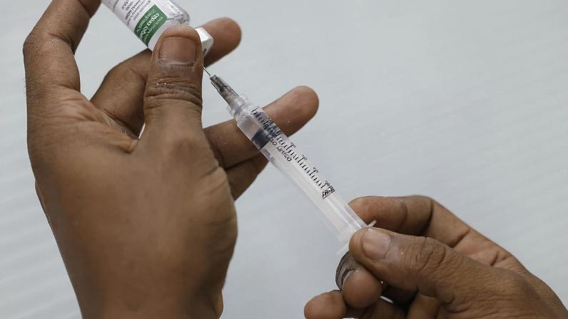 Vacinação de pacientes em campanha contra a Influenza (gripe) no Super Centro Carioca de Saúde, em Benfica. Foto: Fernando Frazão/Agência Brasil