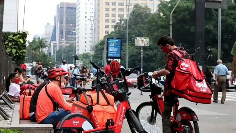 Oposição crítica taxa de blusinhas; relator mantém mínimo de R$8,50 por entrega