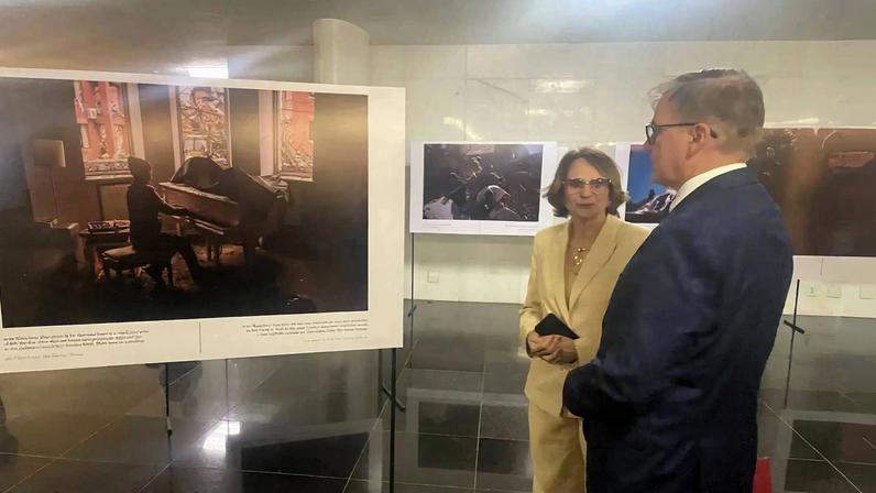 Senadora Damares Alves e o embaixador Andrzej Cieszkowski na exposição de fotos Invasão da Ucrânia pela Rússia