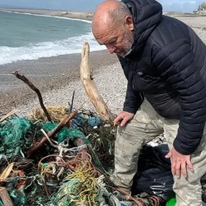 Voluntários limpam praia de lixo de pesca após tempestade
