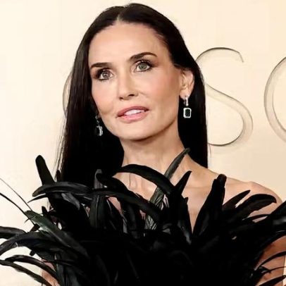 Oscar 2026: Demi Moore exibe look com penas no tapete vermelho