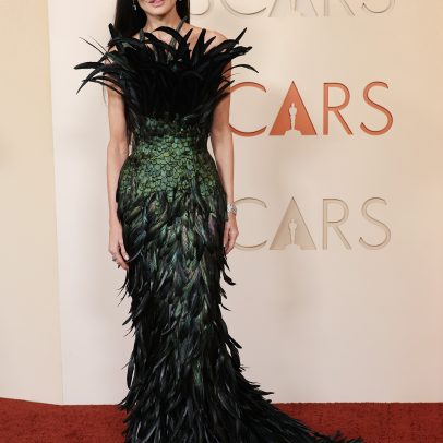 Demi Moore desfila com penas no tapete vermelho do Oscar 2026