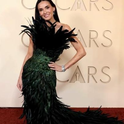 A verdade por trás do vestido extravagante de Demi Moore nos Oscars