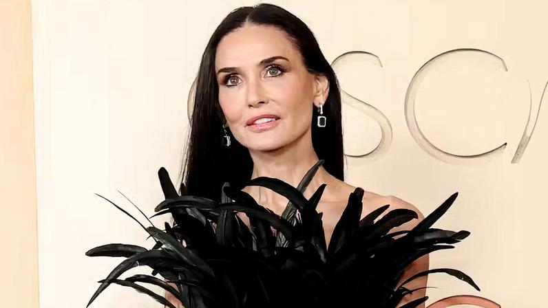 Demi Moore usa vestido exótico no Oscar — Foto: Getty Images