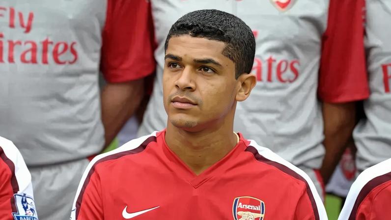 Denílson jogou pelo Arsenal-ING (Foto: Divulgação/Arsenal)