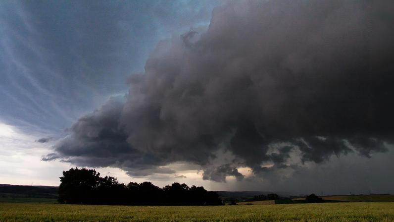 Semana termina com alerta de chuva volumosa em parte do Sudeste.