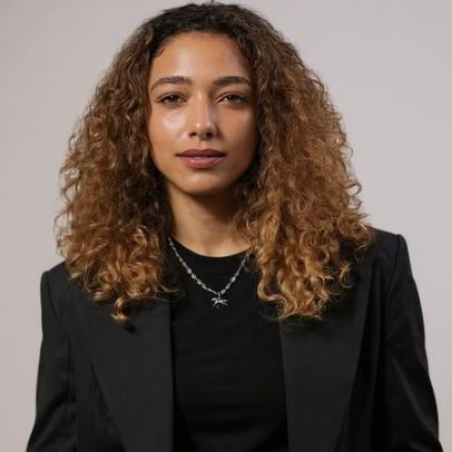 Alice Carvalho comenta cabelo cacheado como marca de identidade