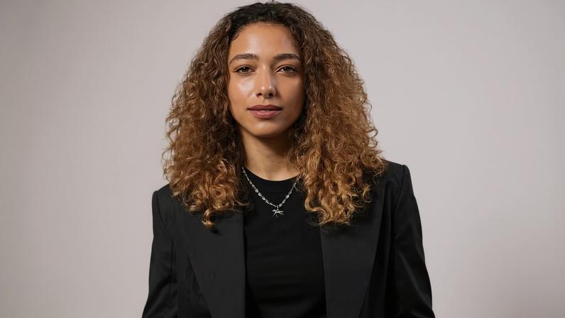 Alice Carvalho comenta cabelo cacheado como marca de identidade