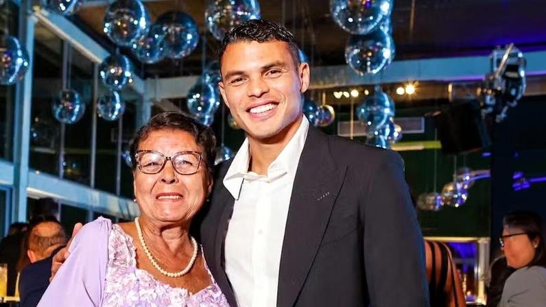 Thiago Silva e a mãe, Angela Maria — Foto: Reprodução / Facebook
