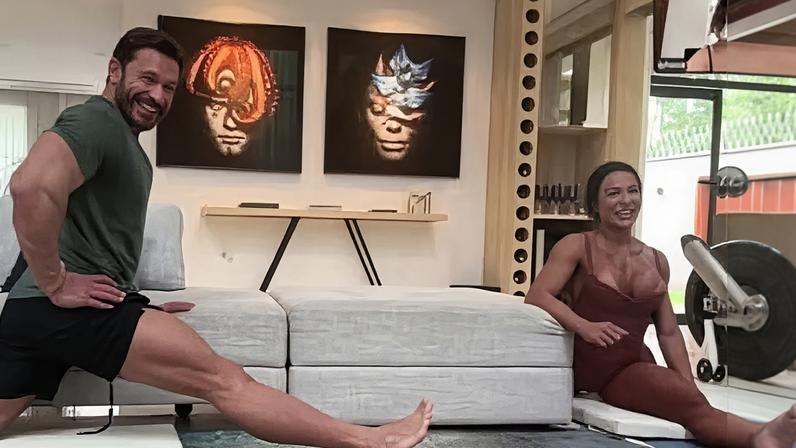 Gracyanne Barbosa e namorado fazem aula de flexibilidade e exibem elasticidade